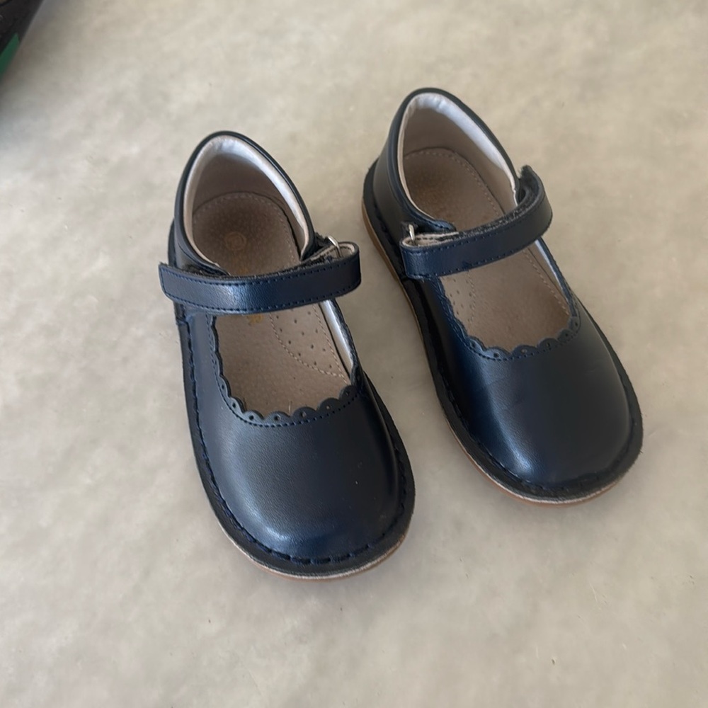 Adorable scalloped edge L’amour shoes size 10 EUC